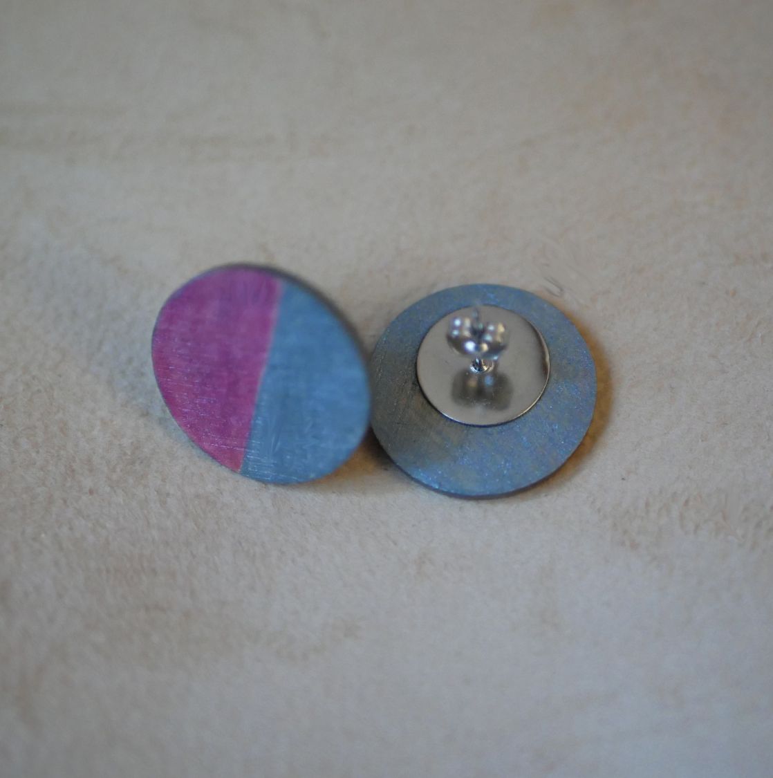 Puces d'oreilles rond en bois peint en duo gris et fuchsia effet m&eacute;tallis&eacute;