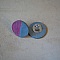 Puces d'oreilles rond en bois peint en duo gris et fuchsia effet m&eacute;tallis&eacute;