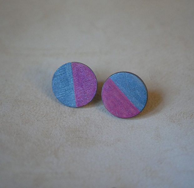Puces d'oreilles rond en bois peint en duo gris et fuchsia effet m&eacute;tallis&eacute;