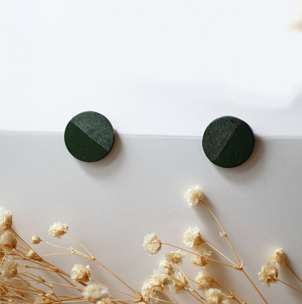 Puces d'oreilles rond en bois peint vert fonc&eacute; et gris effet m&eacute;tallis&eacute;