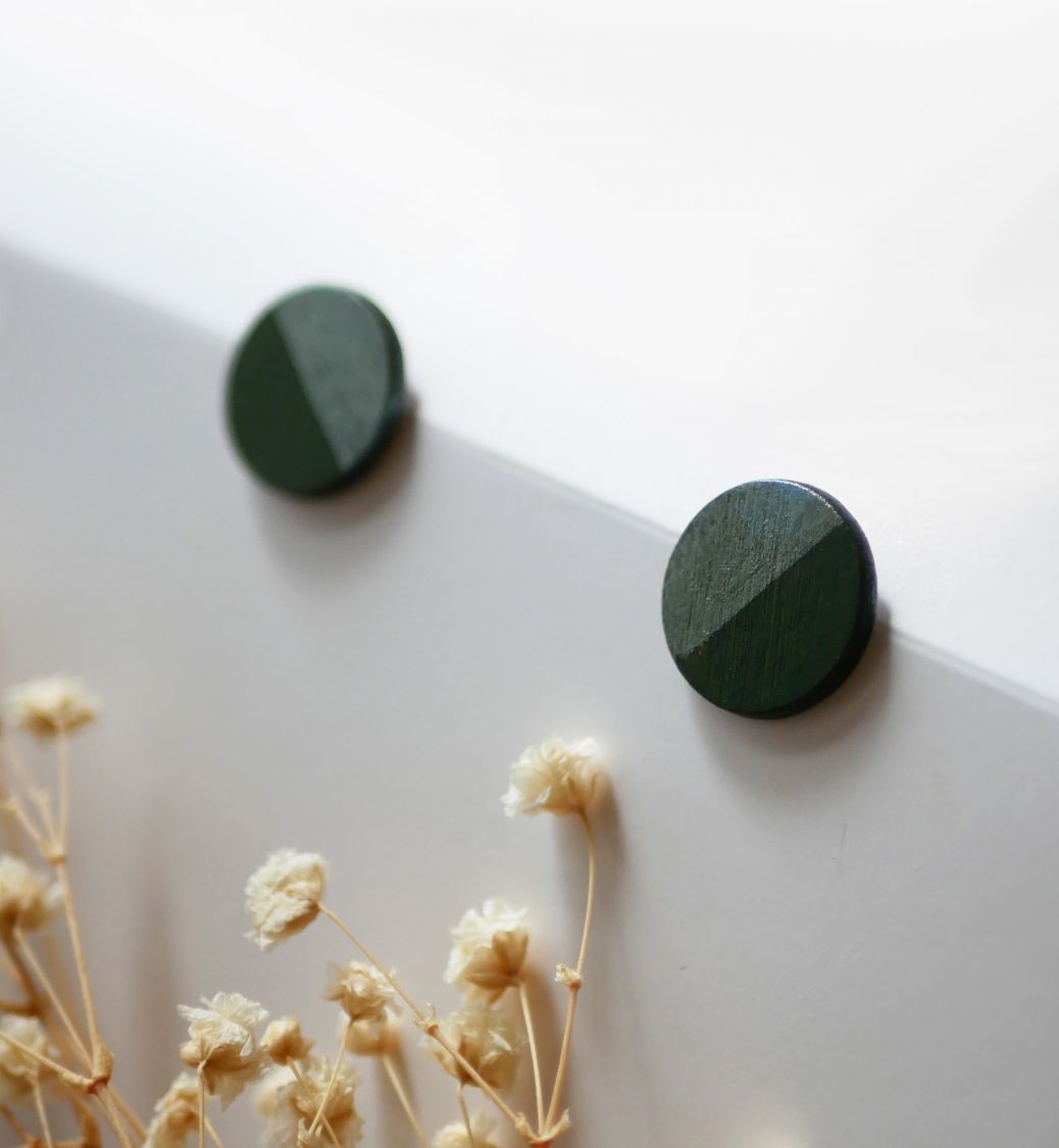 Puces d'oreilles rond en bois peint vert fonc&eacute; et gris effet m&eacute;tallis&eacute;