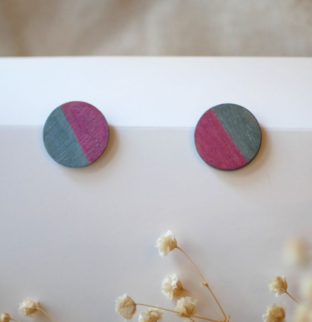 Puces d'oreilles rond en bois peint en duo gris et fuchsia effet m&eacute;tallis&eacute;