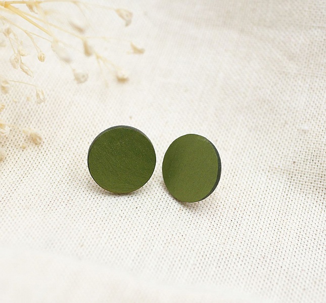 Puces d'oreilles rond en bois peint en vert effet m&eacute;tallis&eacute;