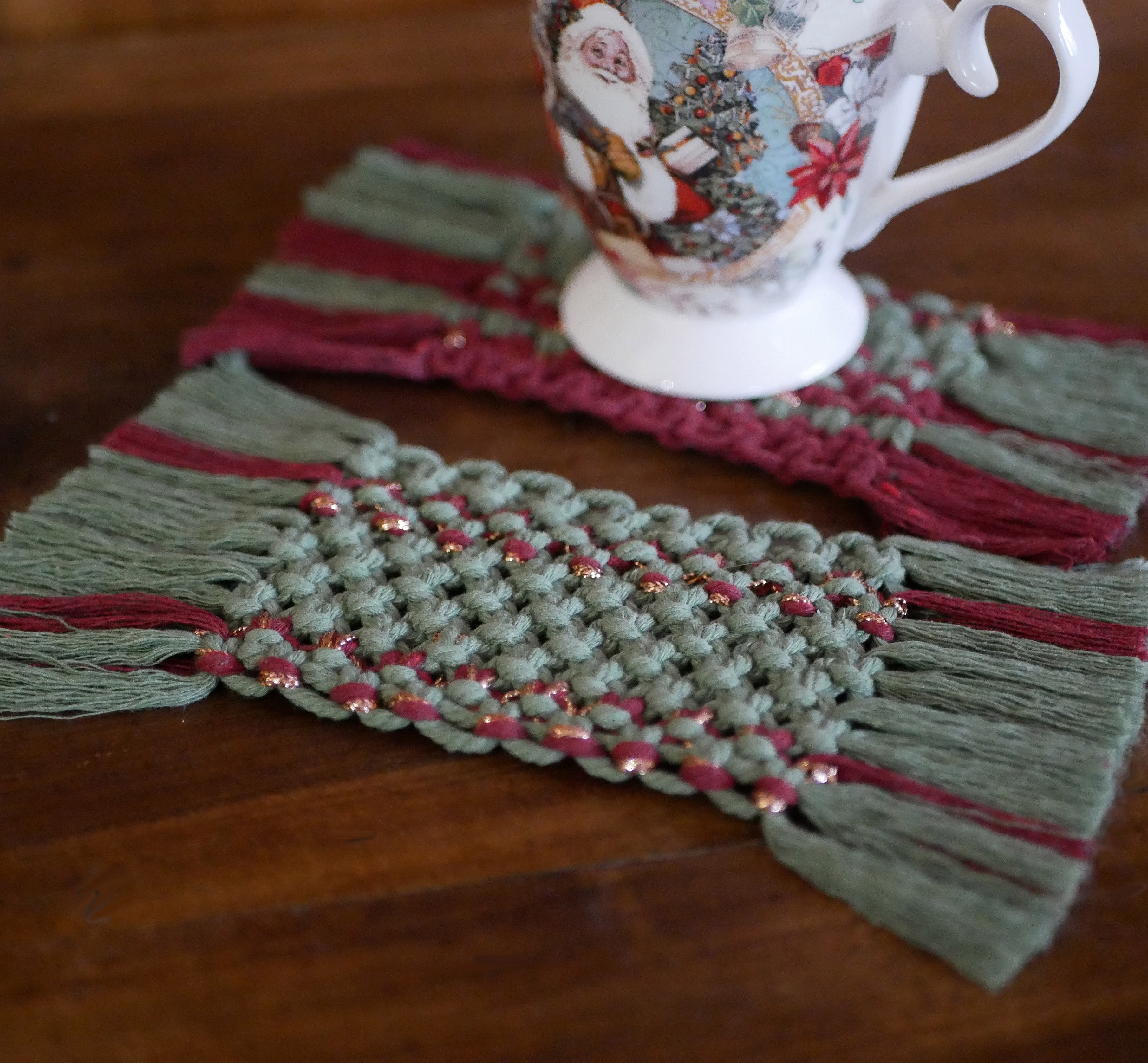 Duo de minis tapis couleurs de No&euml;l en macram&eacute; de cotons rouge et vert