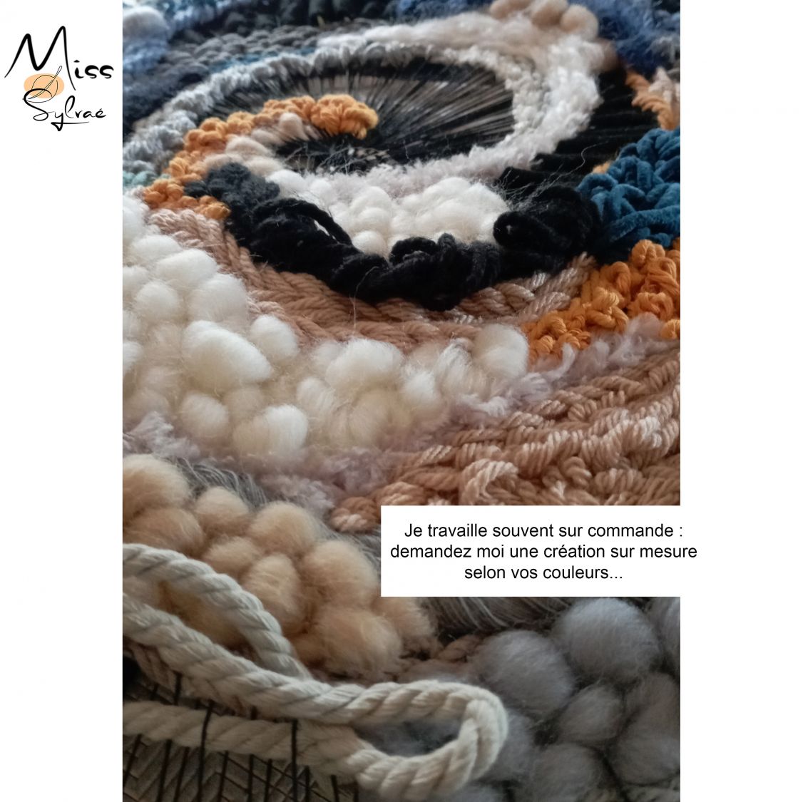 Tissage mural artisanal en laines texturées aux tons variés.