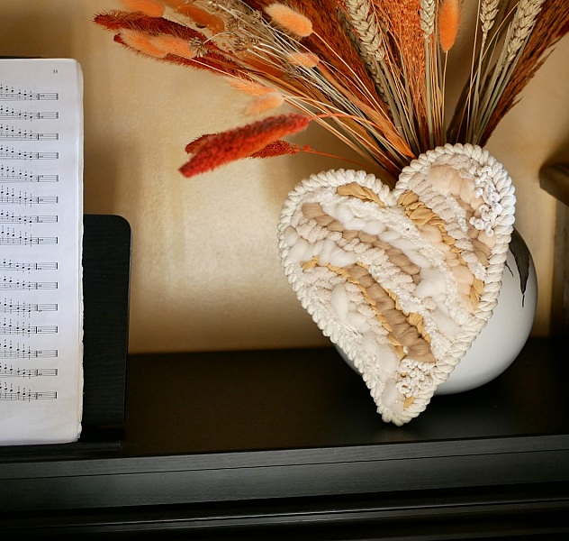 Cœur décoratif en tissage de laines blanches et beiges.