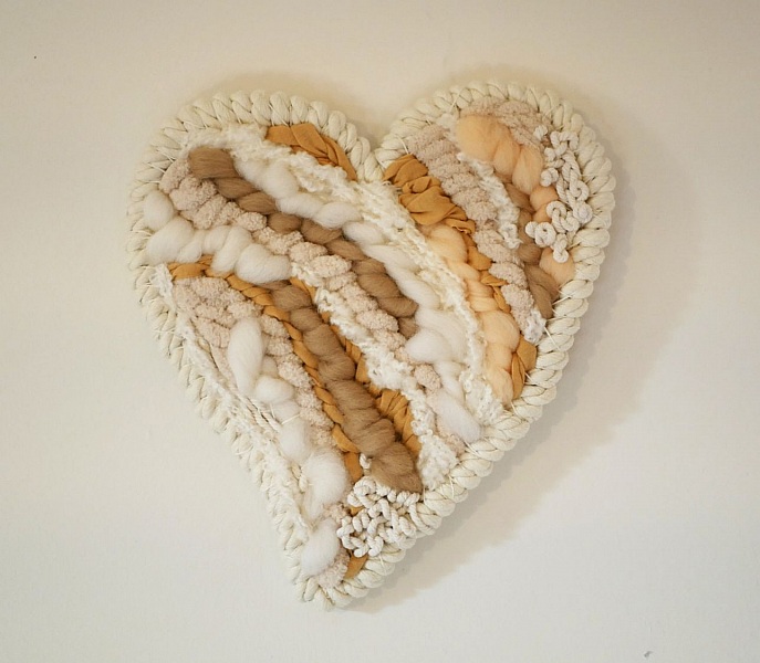 Cœur décoratif mural en tissage de laines beige et blanc cadeau fête des mères.