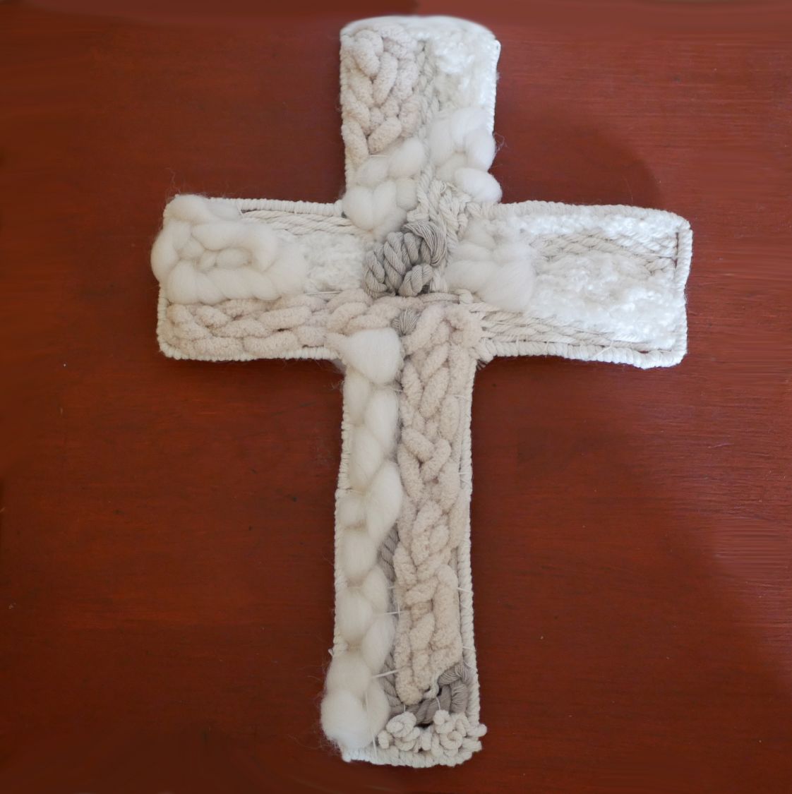 D&eacute;coration croix chr&eacute;tienne au tissage de laines blanches et beiges
