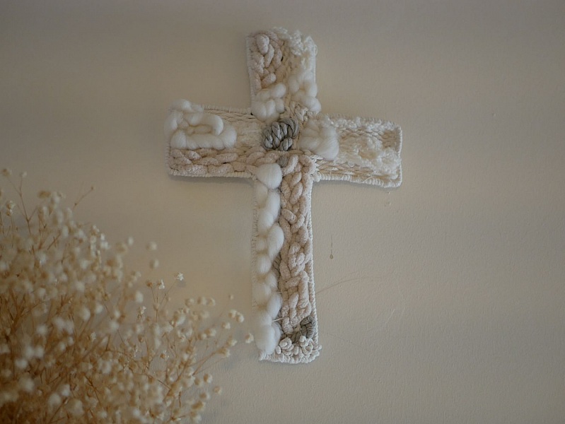 D&eacute;coration croix chr&eacute;tienne au tissage de laines blanches et beiges