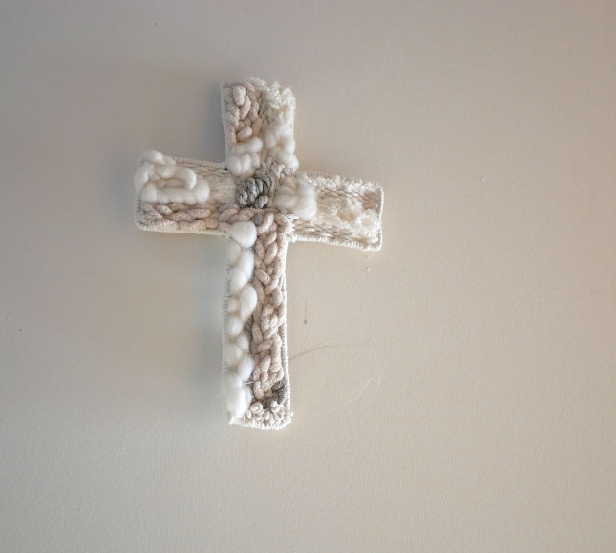 D&eacute;coration croix chr&eacute;tienne au tissage de laines blanches et beiges