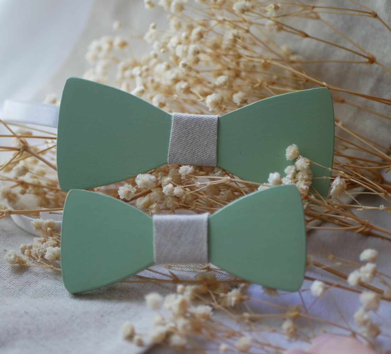 Nœuds papillon en bois vert sauge pour adulte et enfant.