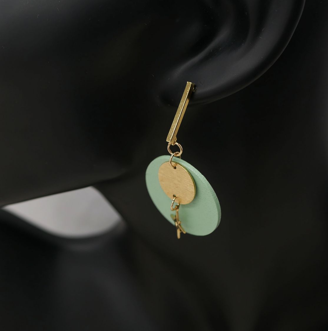 Boucle d'oreille pendante en bois vert sauge et métal doré.