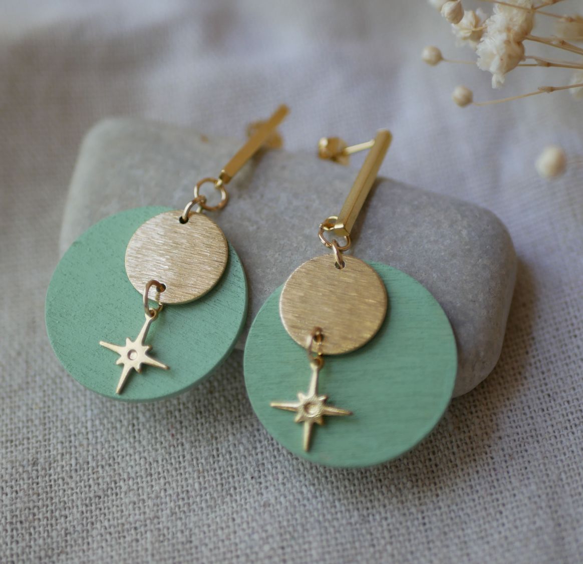 Boucles d'oreilles pendantes en bois vert sauge et doré.