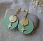 Boucles d'oreilles pendantes en bois vert sauge et doré.