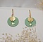Boucles d'oreilles pendantes en bois vert sauge et doré.
