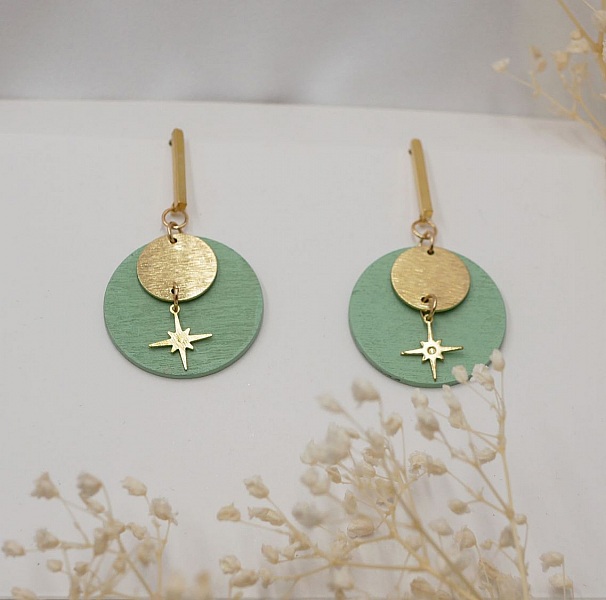 Boucles d'oreilles pendantes en bois vert sauge et doré.