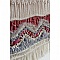 Détail d'une suspension murale artisanale en macramé coloré.