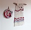 Duo de décorations murales en macramé et tissage circulaire.