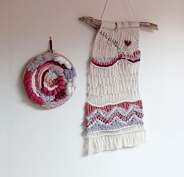 Duo de décorations murales en macramé et tissage circulaire.
