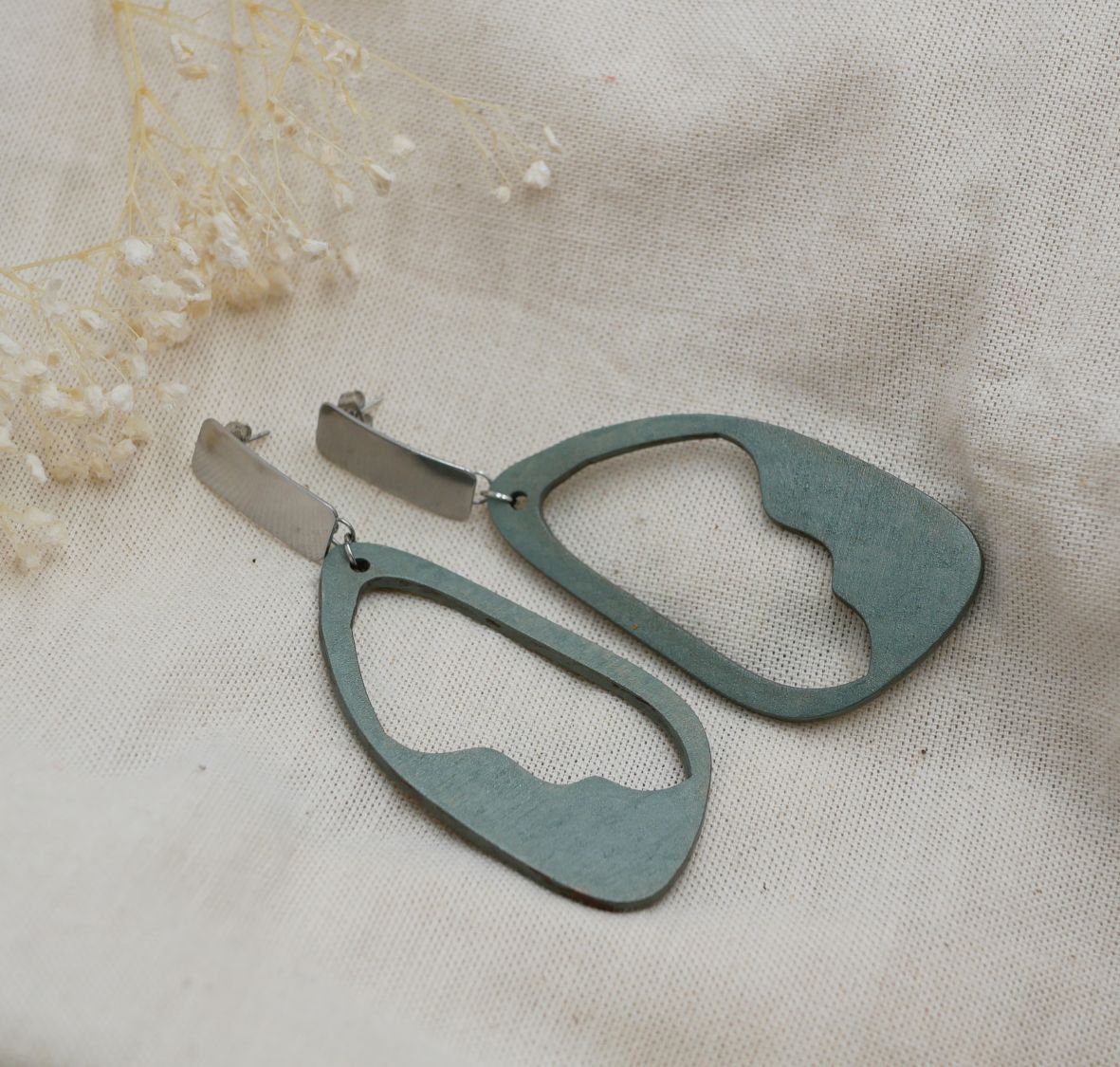 Grandes boucles d'oreilles en bois peint vert de gris