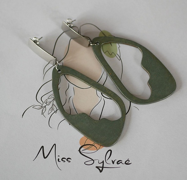 Grandes boucles d'oreilles en bois peint vert de gris
