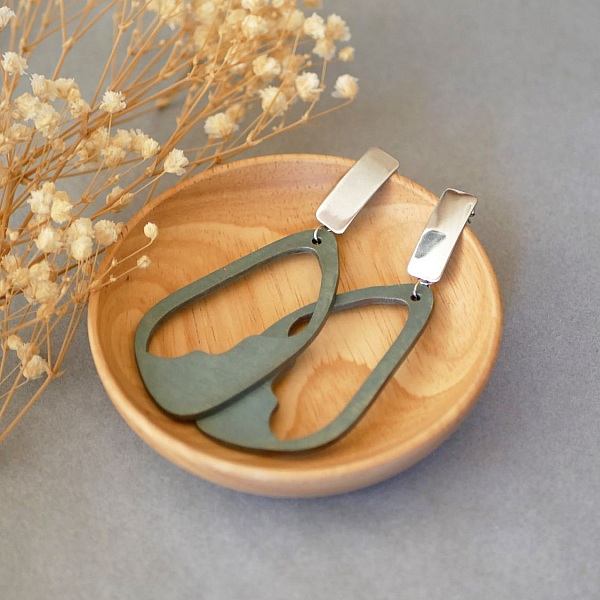 Grandes boucles d'oreilles en bois peint vert de gris