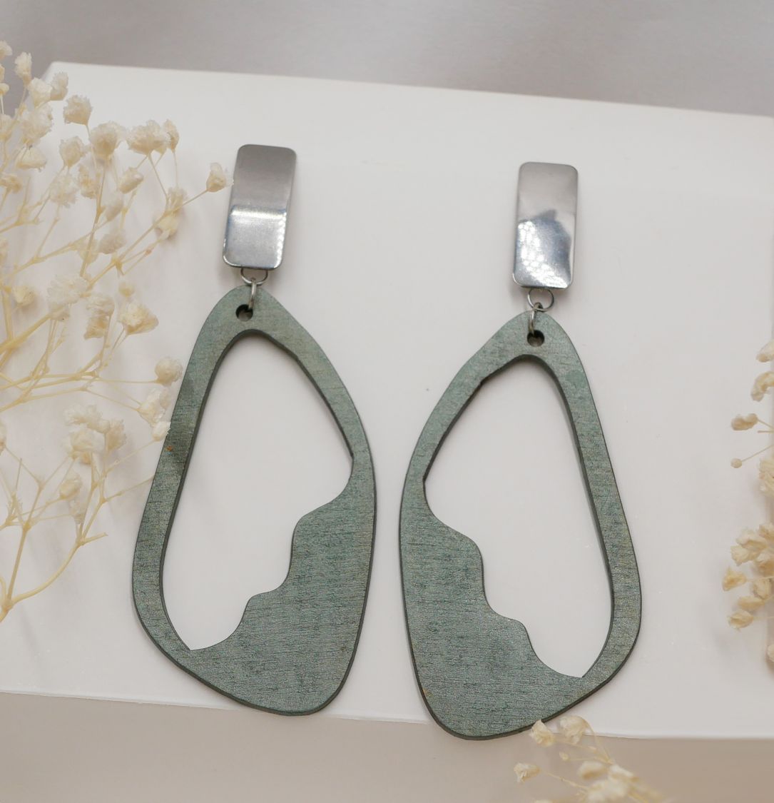 Grandes boucles d'oreilles en bois peint vert de gris