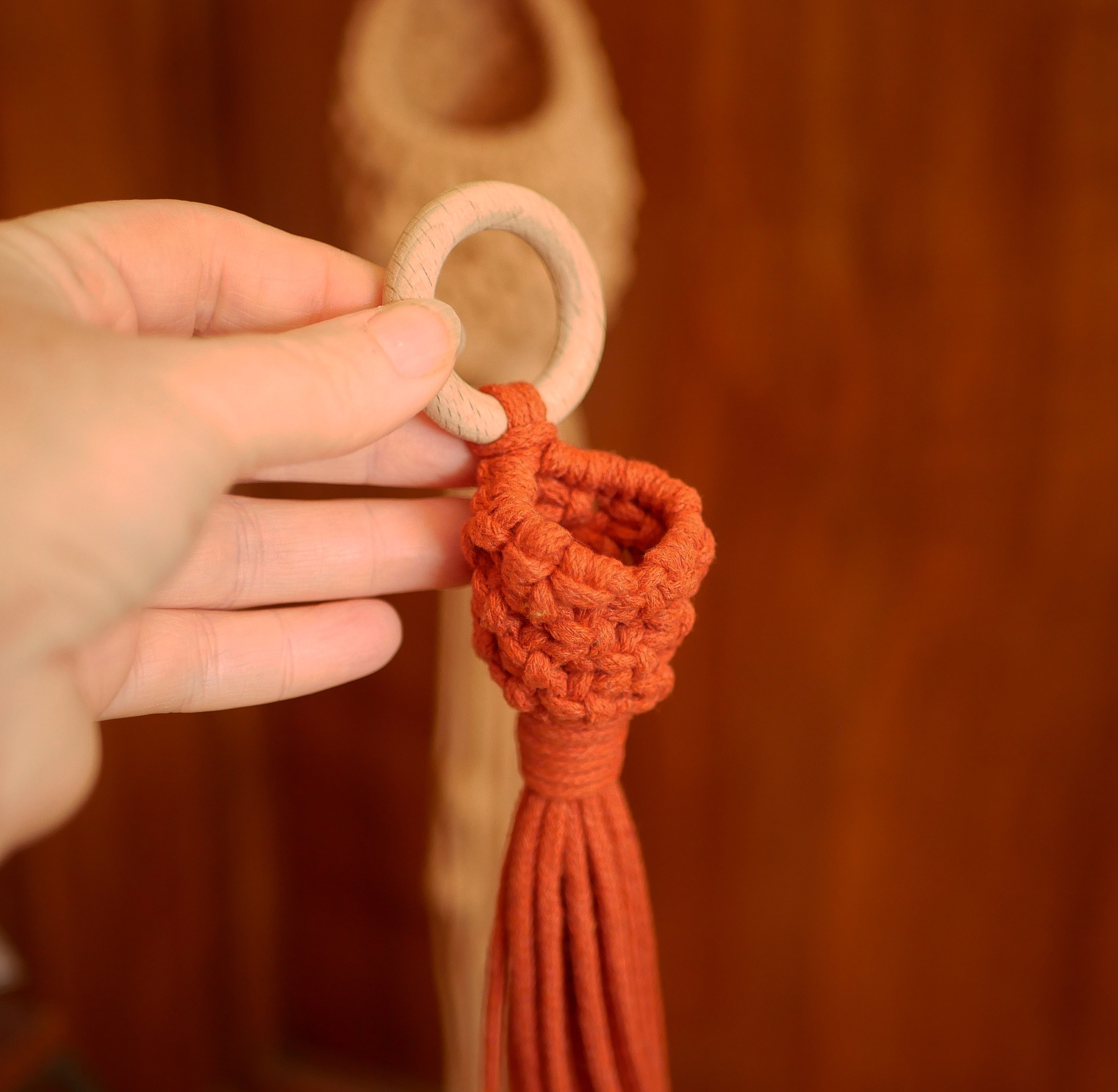 Mini suspension macramé rouille pour plante ou fleur séchée.