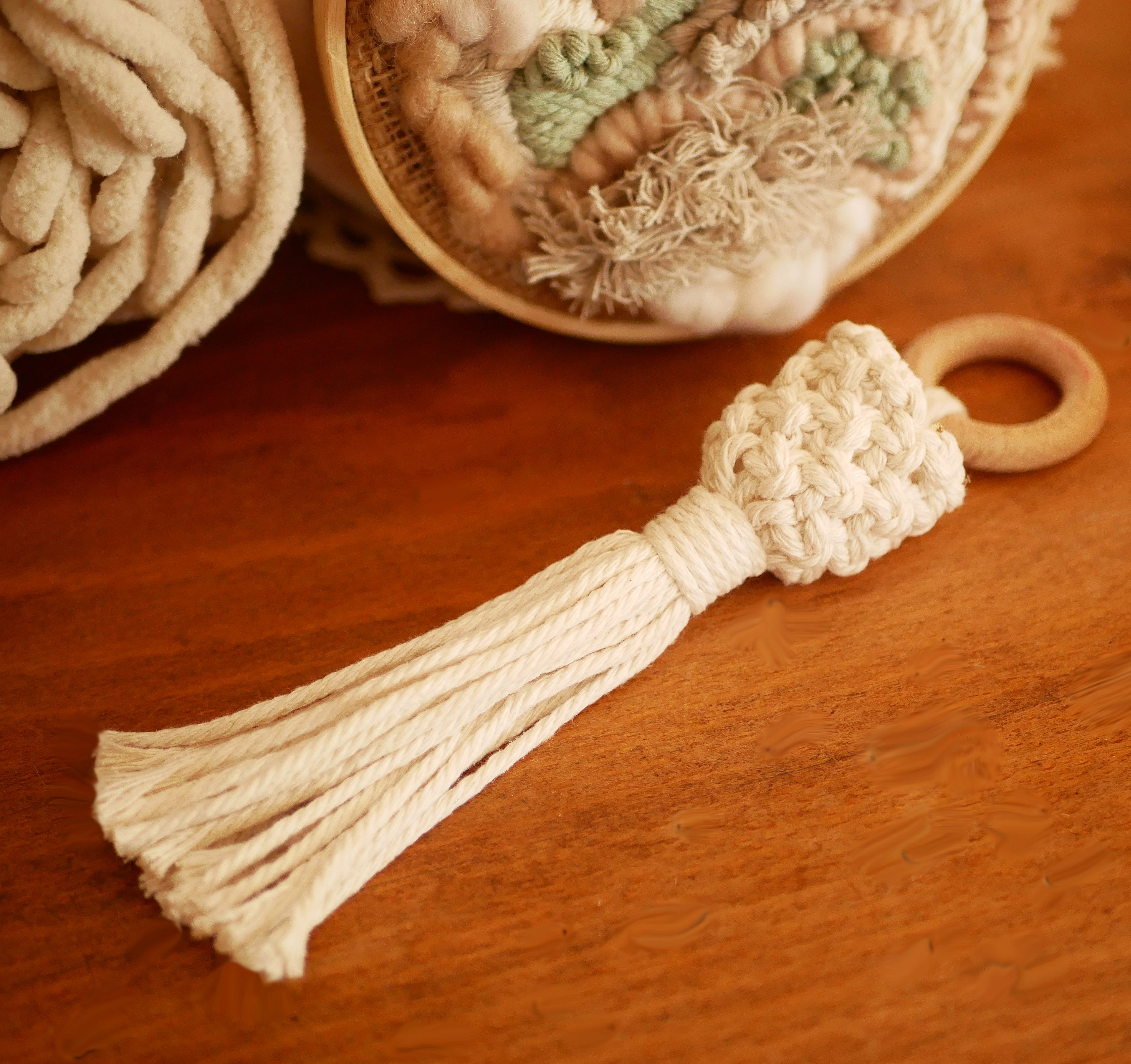 Mini suspension pour plante en macramé coton écru.