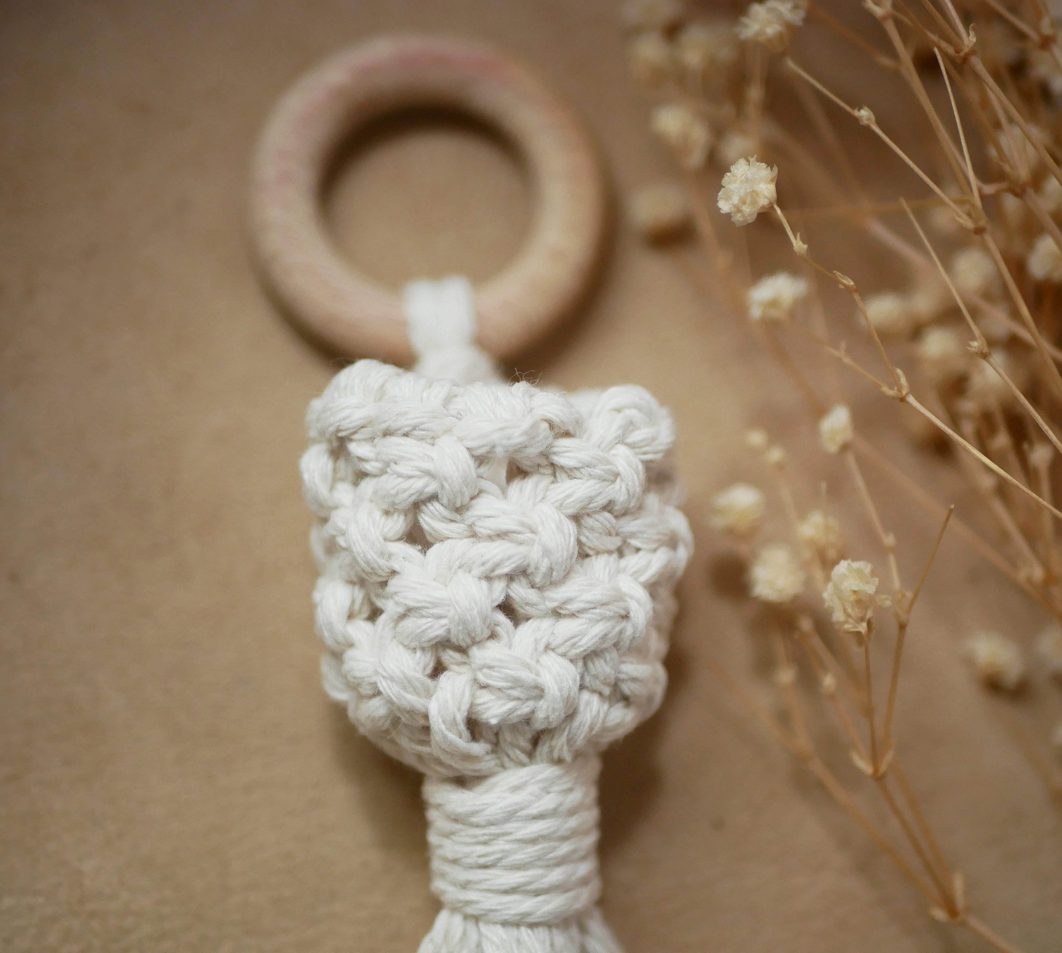 Mini suspension pour plante en macramé écru avec anneau bois.