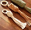 Suspensions artisanales en macramé avec anneaux en bois naturel.