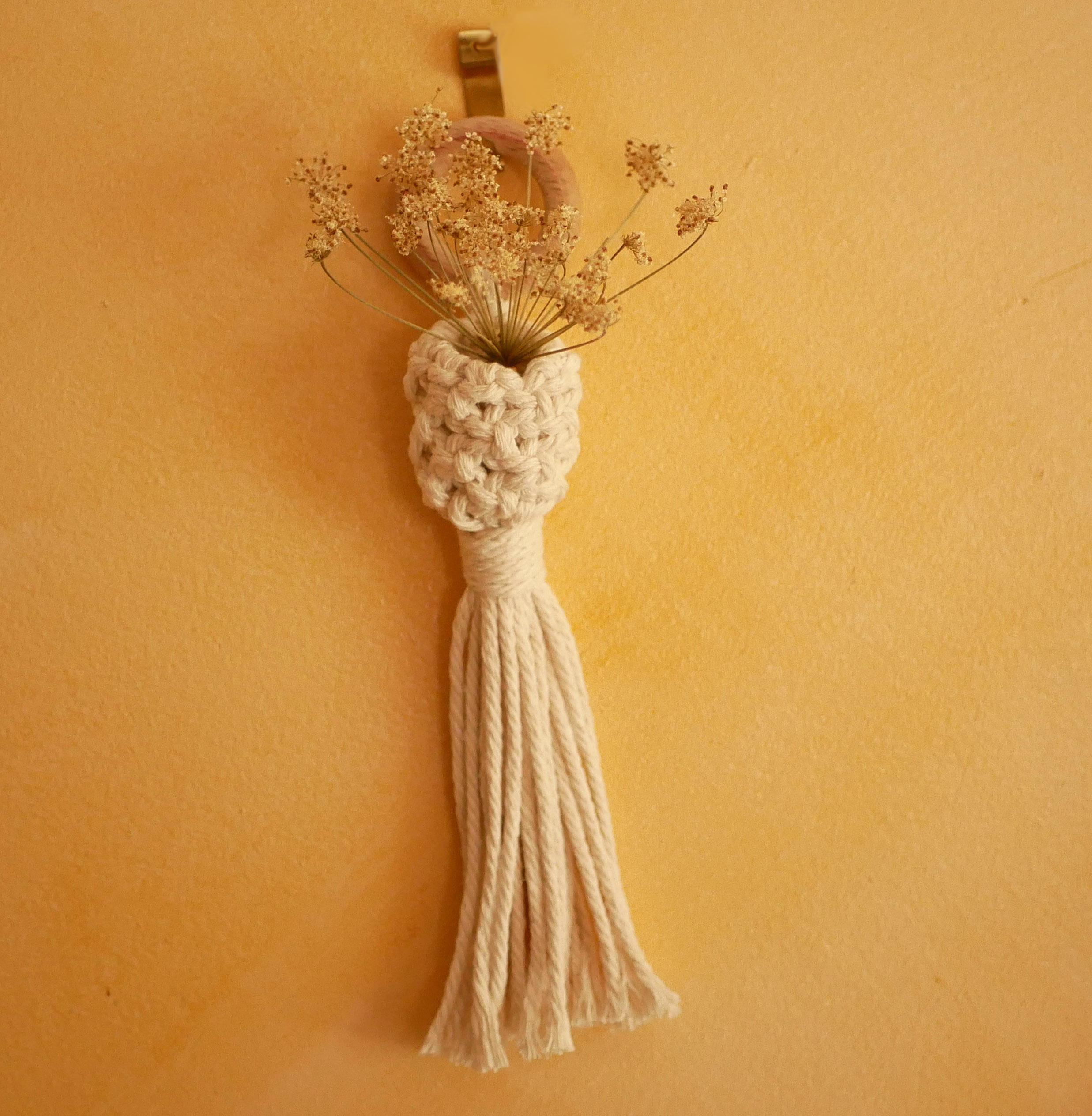Mini suspension macramé écrue pour fleurs séchées ou Tillandsia.