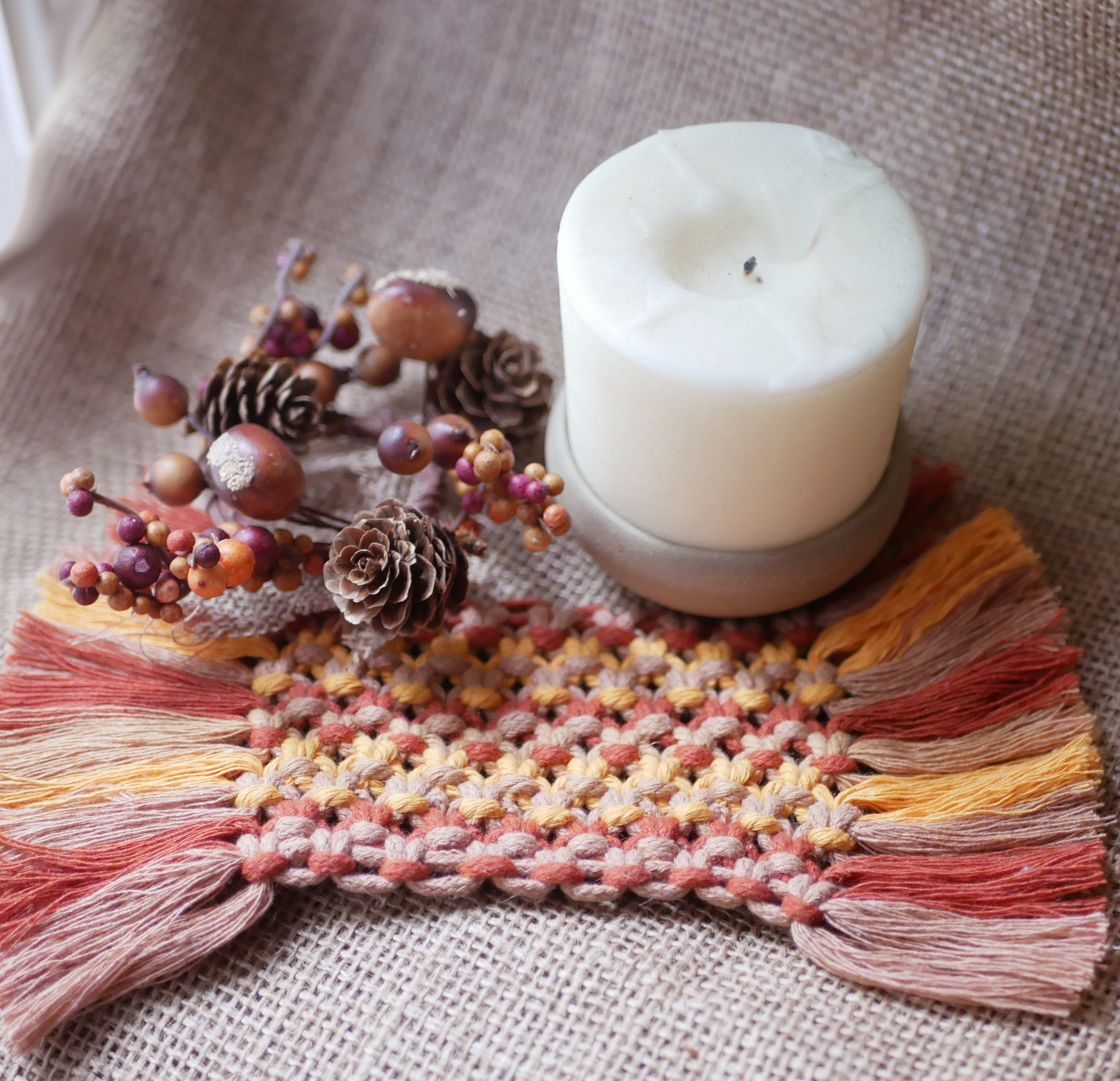 Mini tapis "Automne" dessous de tasse d&eacute;coratif en macram&eacute; multicolore