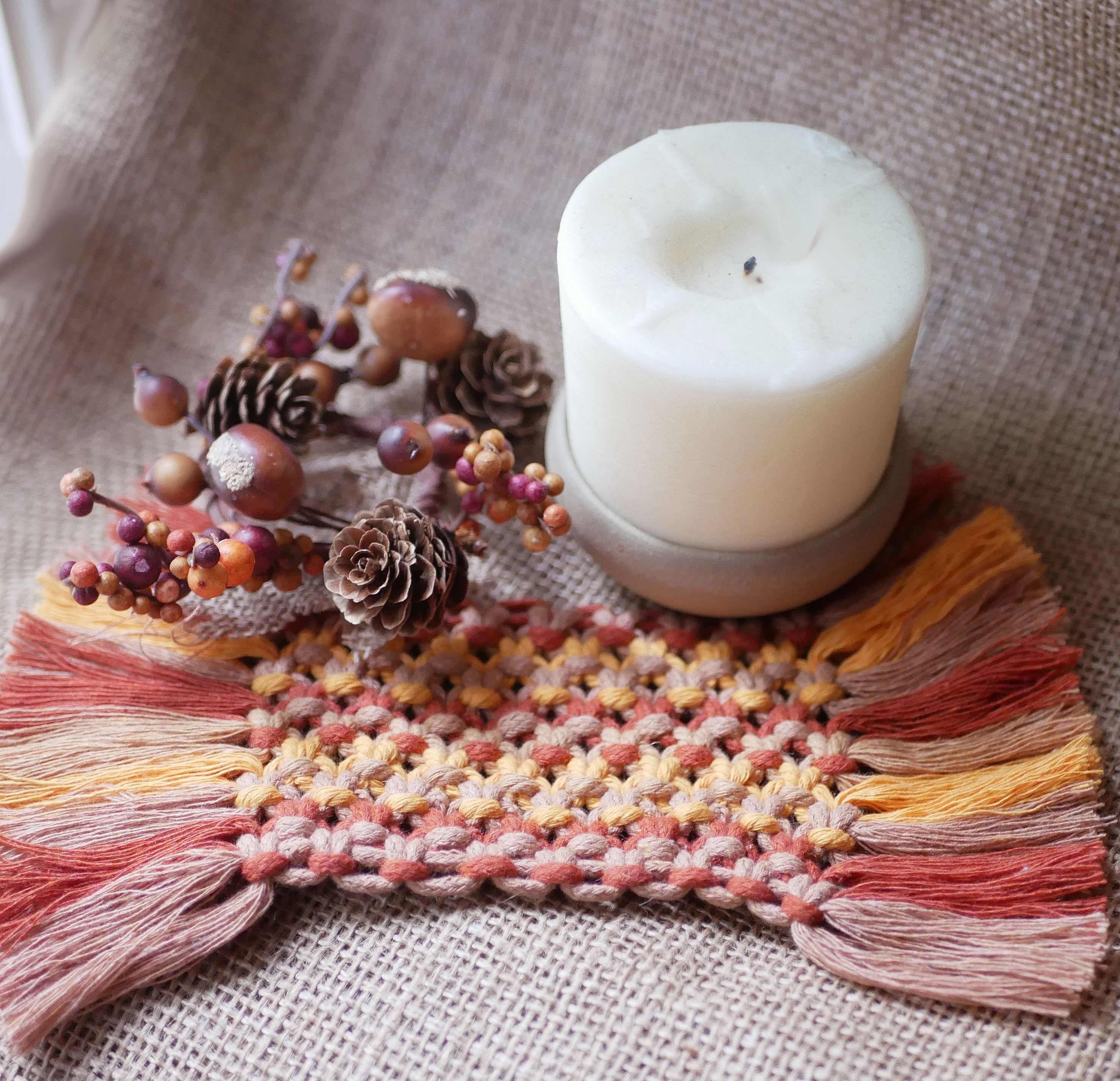 Mini tapis "Automne" dessous de tasse d&eacute;coratif en macram&eacute; multicolore