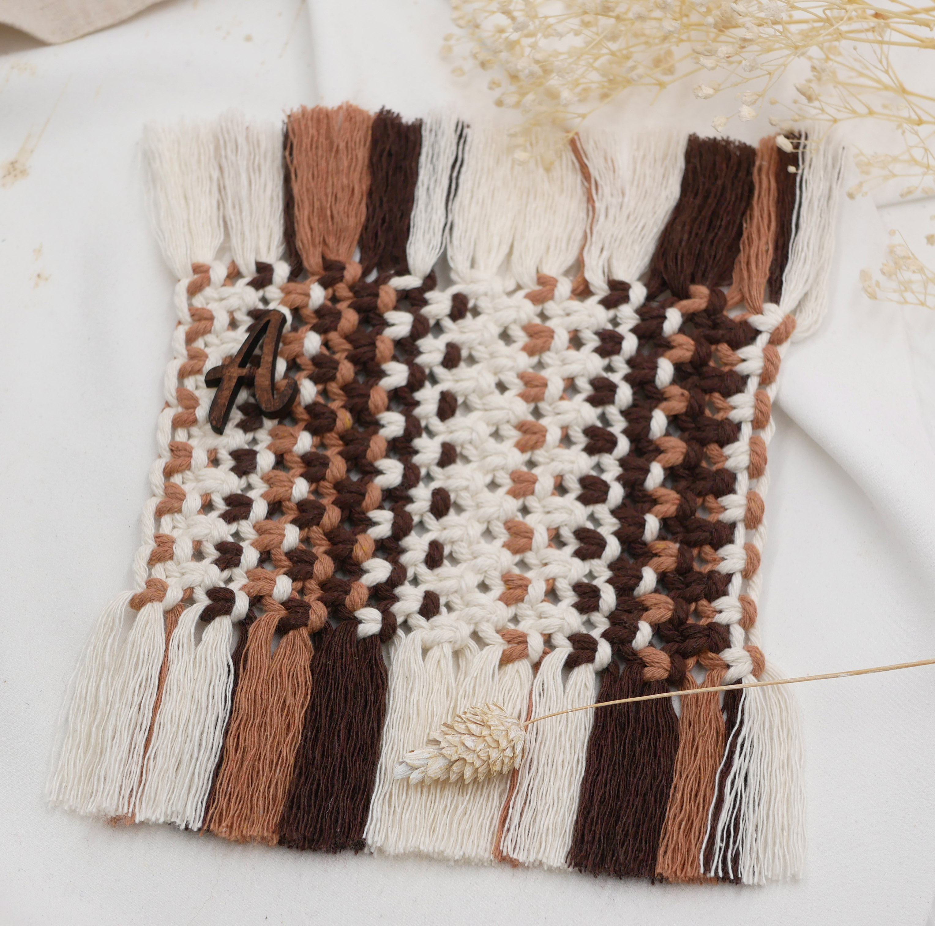 Mini tapis "Chocolat" pour dessous de tasse en macram&eacute; &eacute;cru, beige et marron