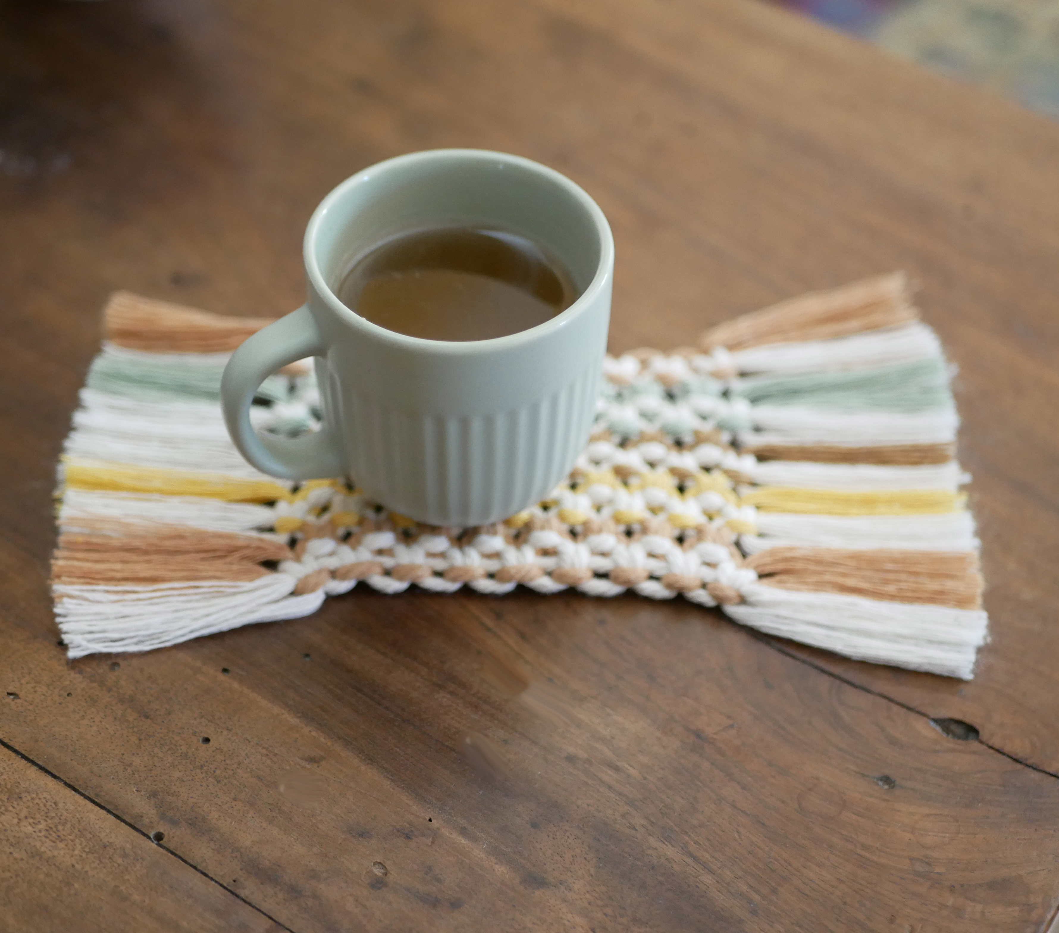 Mini tapis dessous de tasse d&eacute;coratif en macram&eacute; multicolore beige