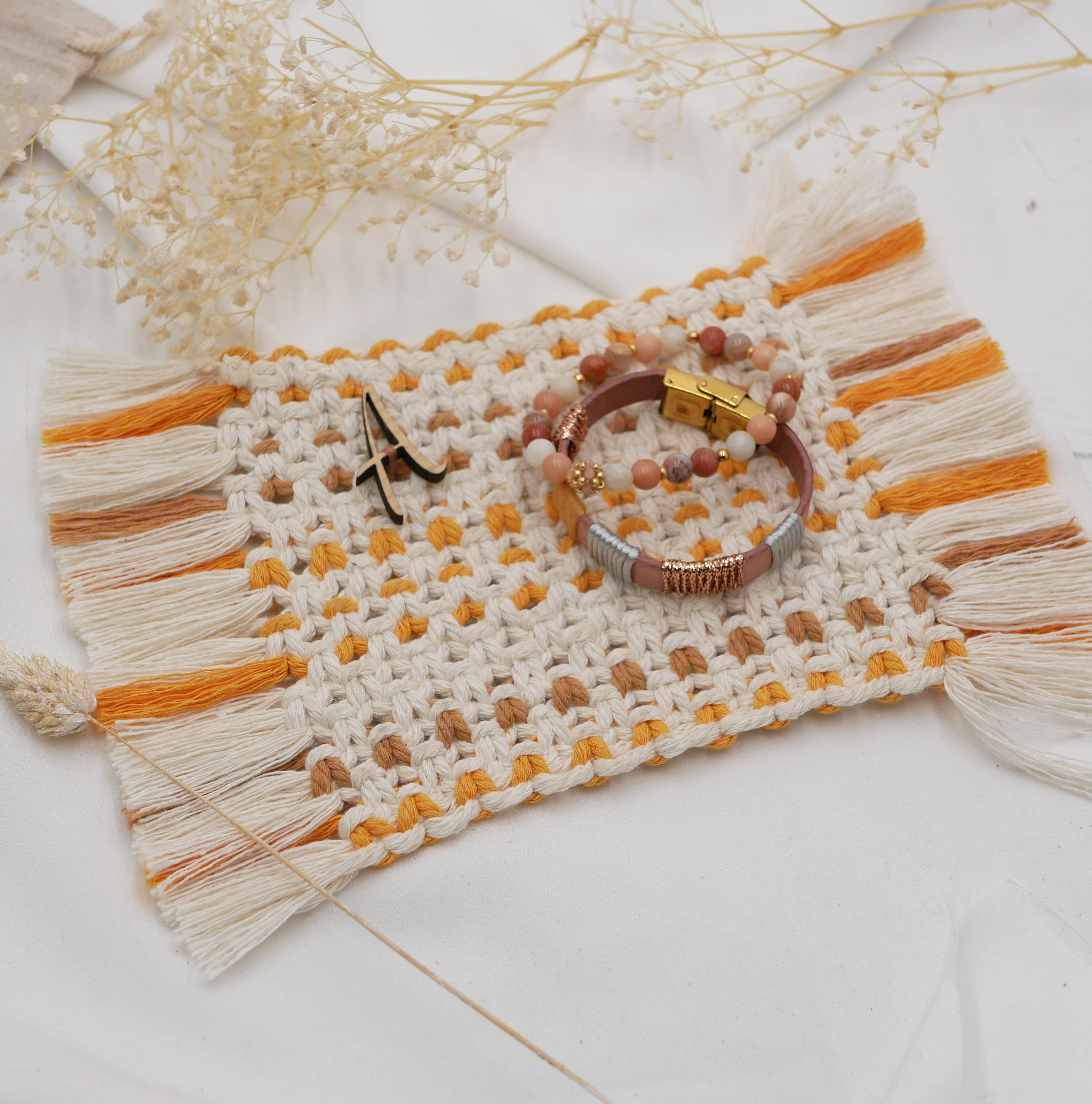 Mini tapis rectangulaire en macram&eacute; &eacute;cru, beige et orange pour grand dessous de mug 