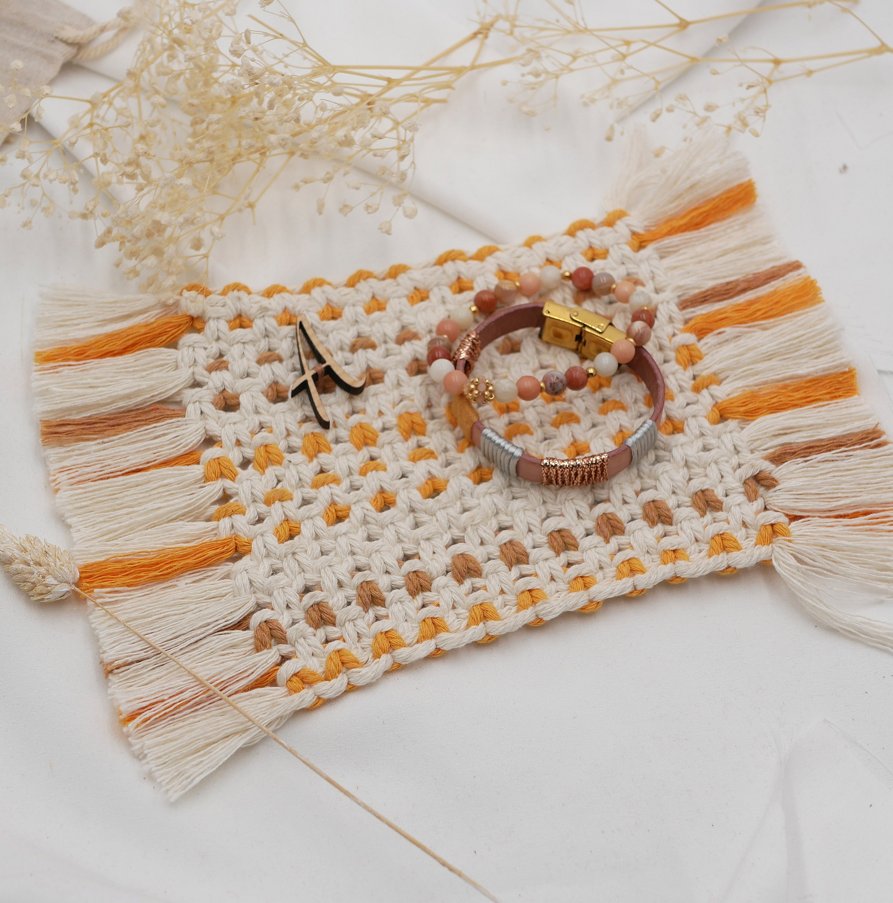 Mini tapis rectangulaire en macram&eacute; &eacute;cru, beige et orange pour grand dessous de mug 