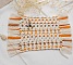 Mini tapis rectangulaire en macram&eacute; &eacute;cru, beige et orange pour grand dessous de mug 