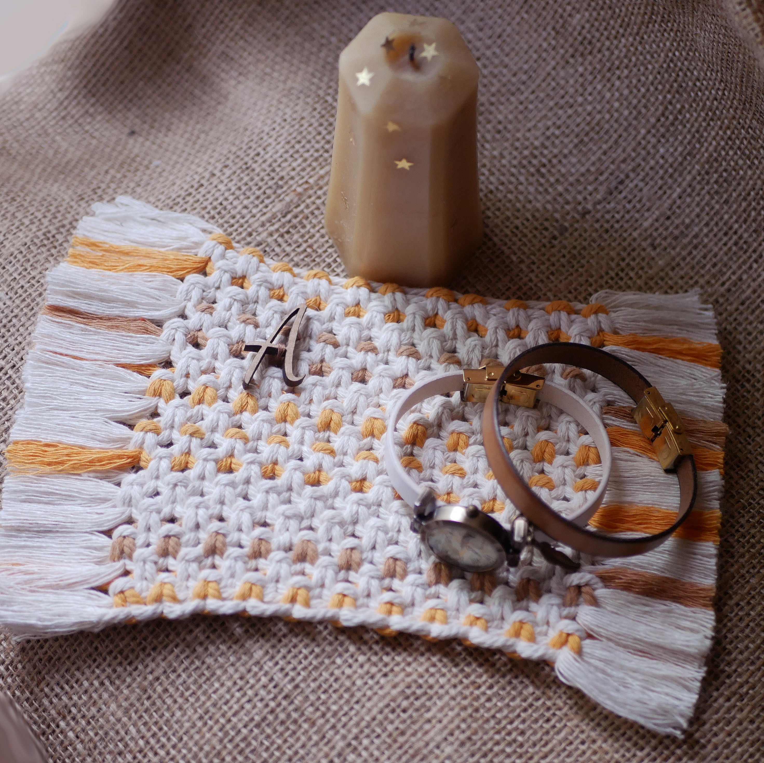 Mini tapis rectangulaire en macram&eacute; &eacute;cru, beige et orange pour grand dessous de mug 