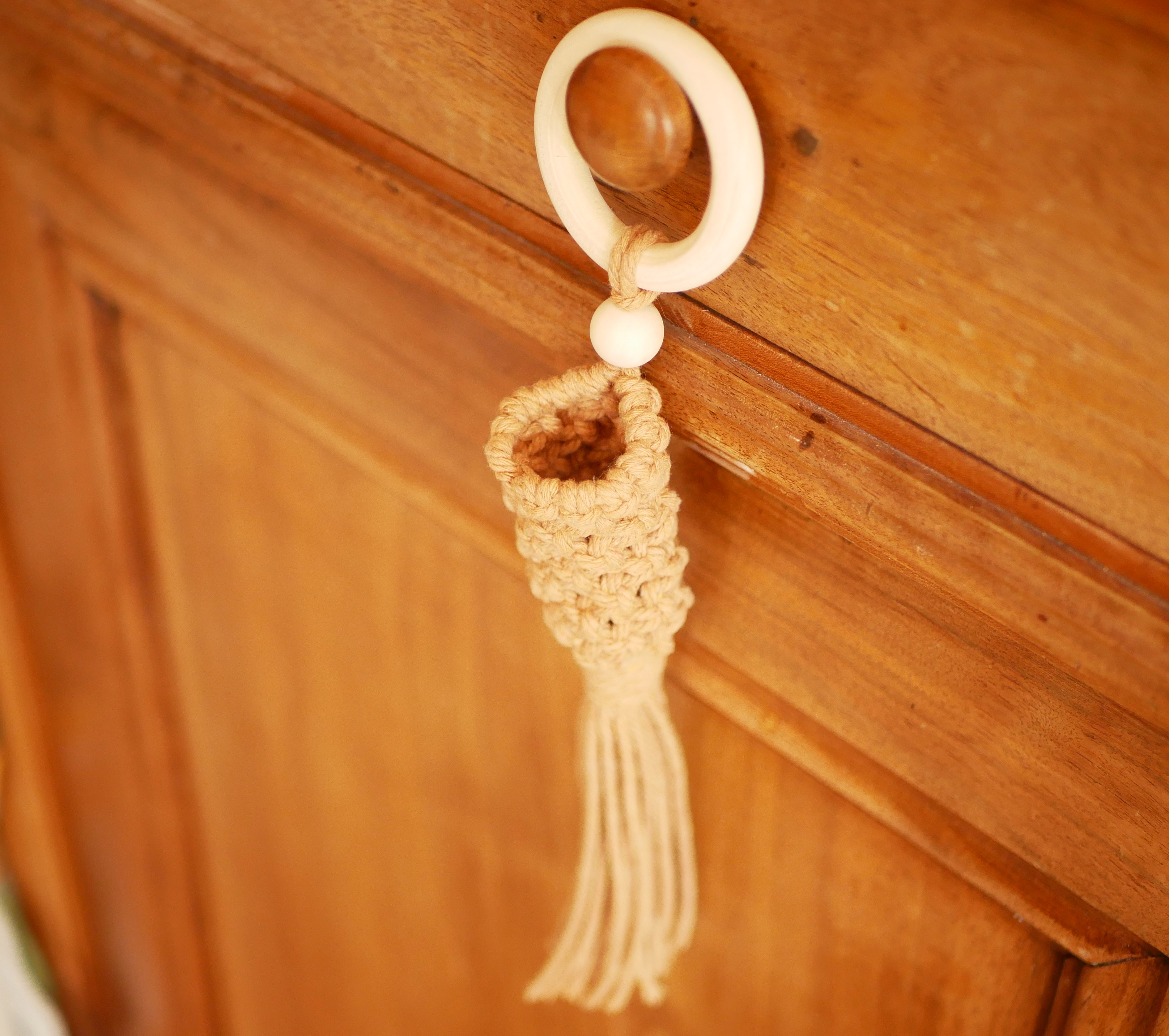 Petite suspension en macramé beige pour mini plante.
