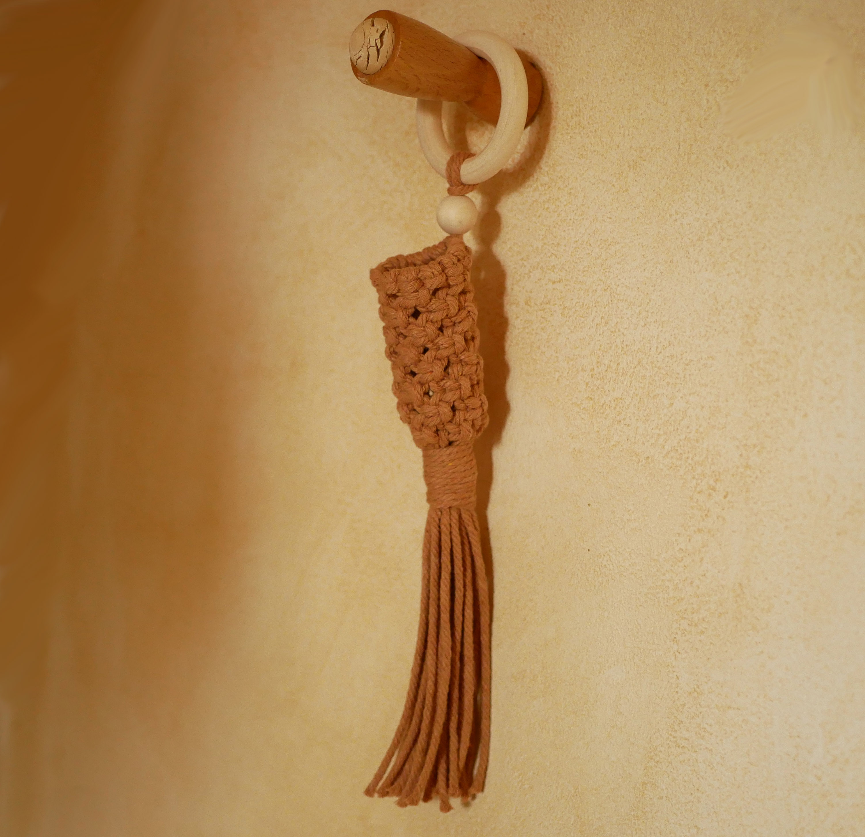 Petite suspension macramé beige pour mini plante ou décoration.
