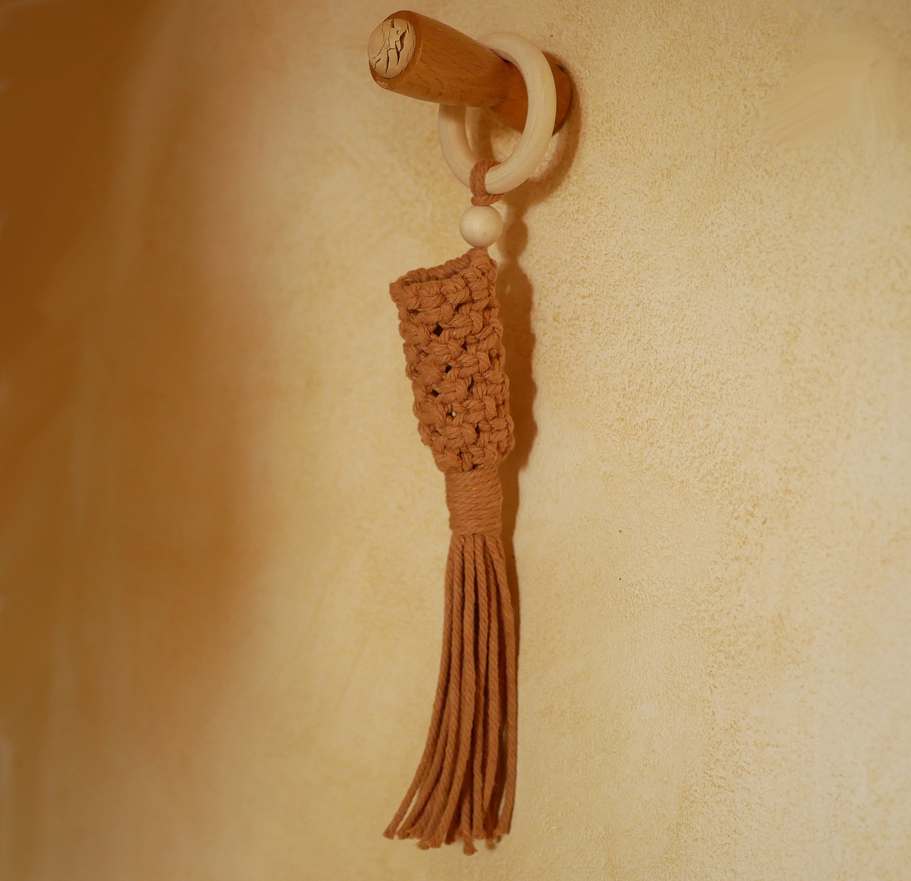 Petite suspension macramé beige pour mini plante ou décoration.
