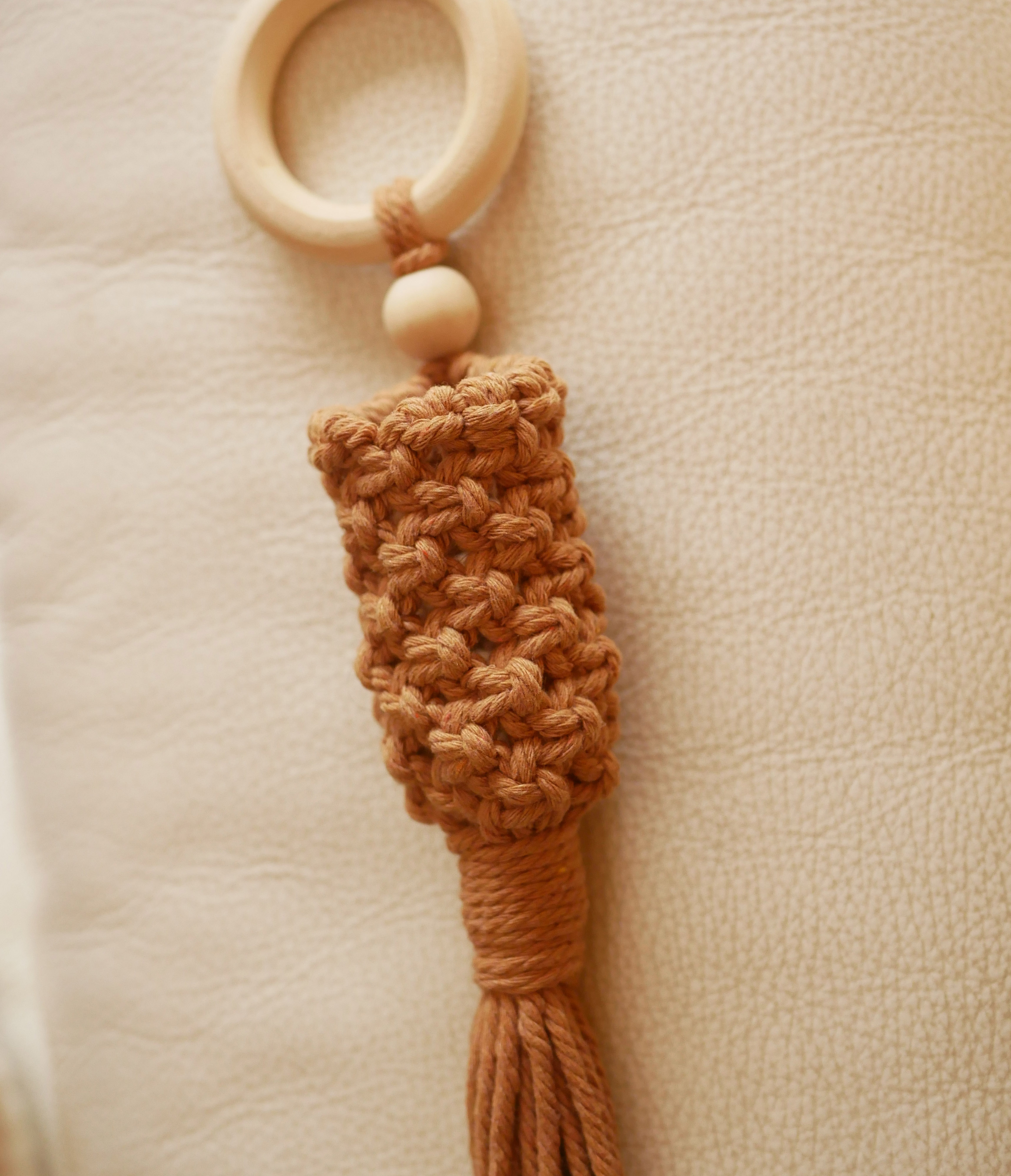 Petite suspension en macramé beige pour mini plante.