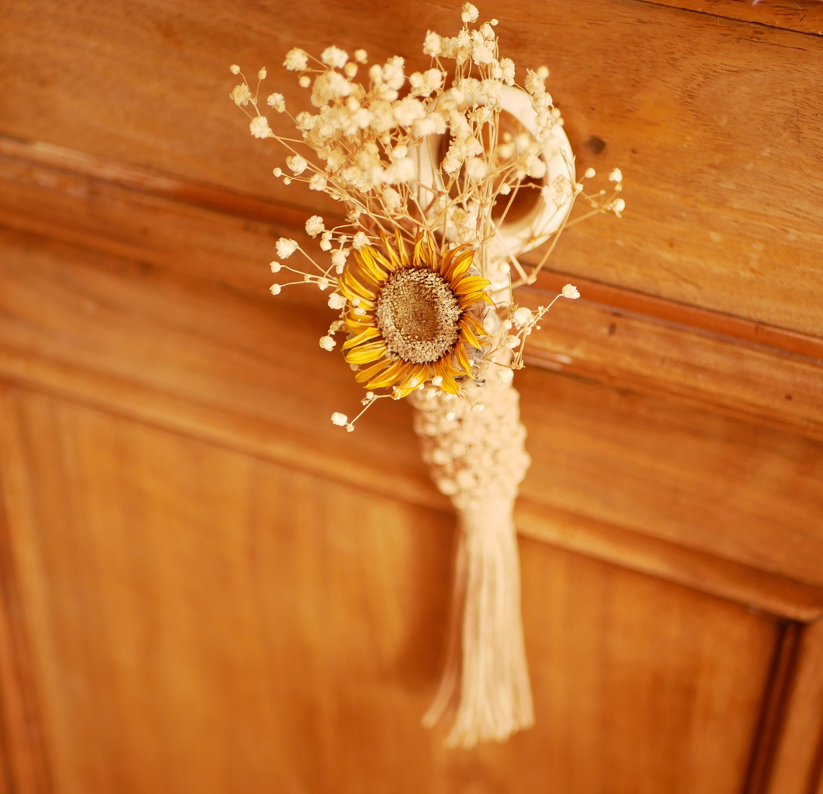 Petite suspension macramé beige avec fleurs séchées et tournesol.