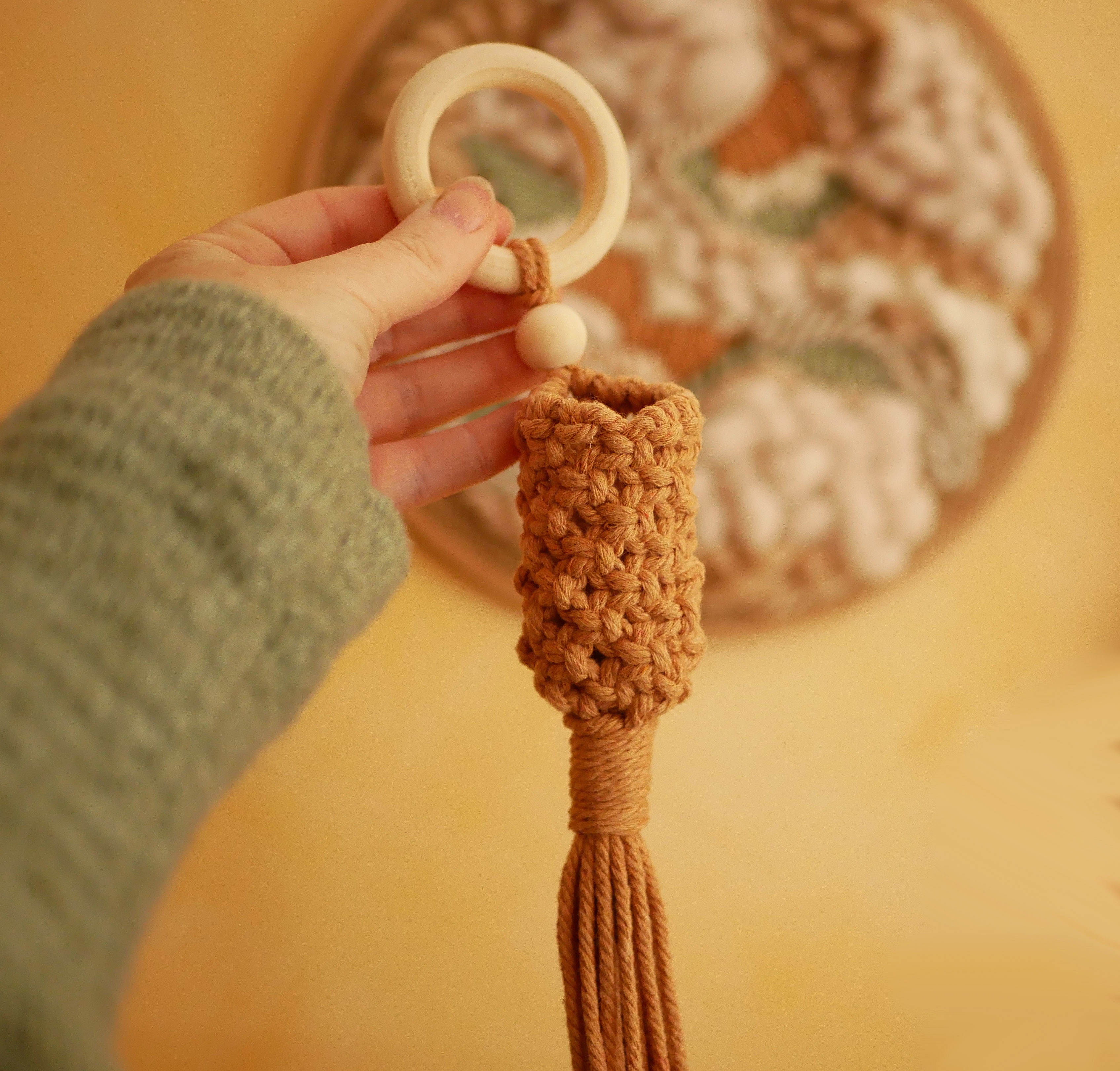 Petite suspension en macramé beige pour mini plante.