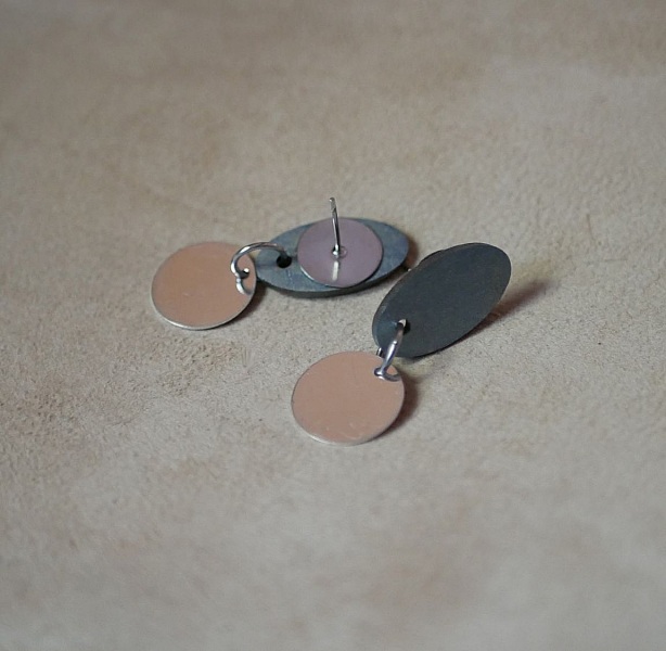 Petites boucles d'oreilles g&eacute;om&eacute;triques en bois bleu gris argent&eacute; 