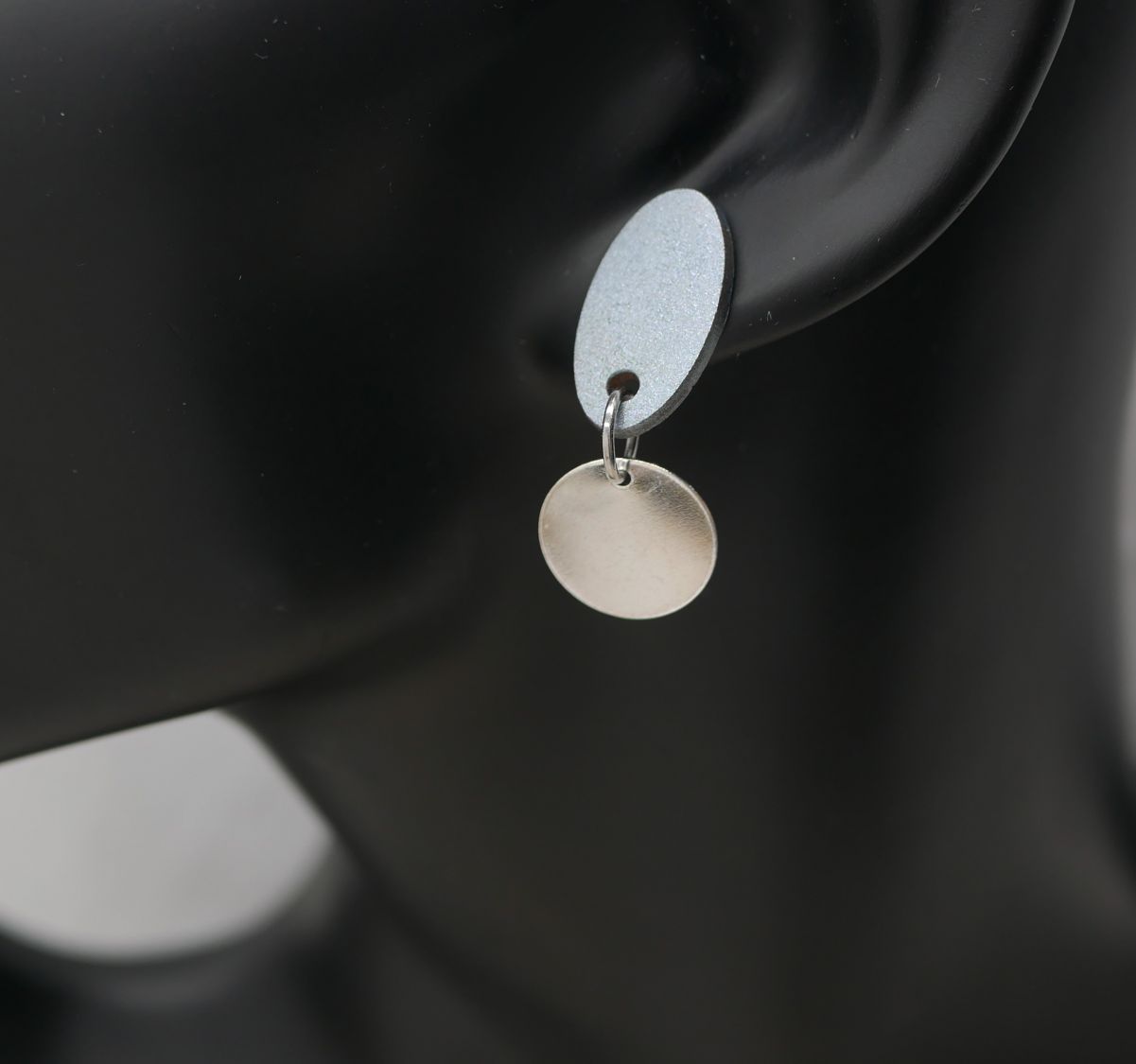 Petites boucles d'oreilles g&eacute;om&eacute;triques en bois bleu gris argent&eacute; 