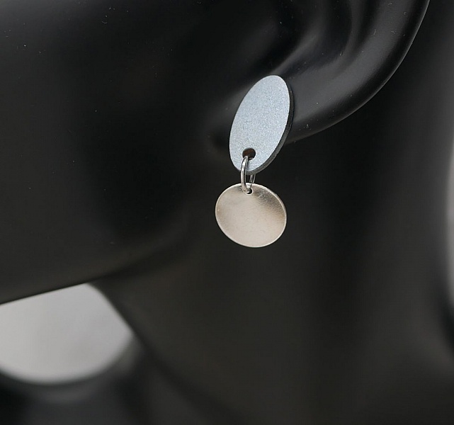 Petites boucles d'oreilles g&eacute;om&eacute;triques en bois bleu gris argent&eacute; 
