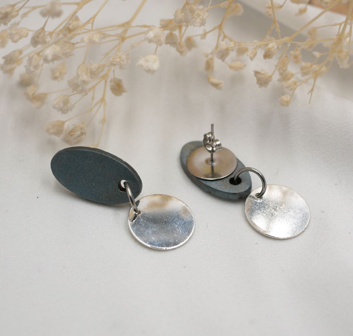 Petites boucles d'oreilles g&eacute;om&eacute;triques en bois bleu gris argent&eacute; 